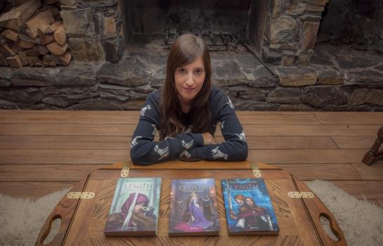 Tiffany Calligaris se corona reina del fantasy en Argentina al completar trilogía