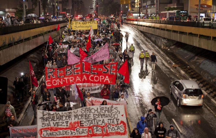 Brasileños vuelven a las calles de Sao Paulo para protestar contra el Mundial