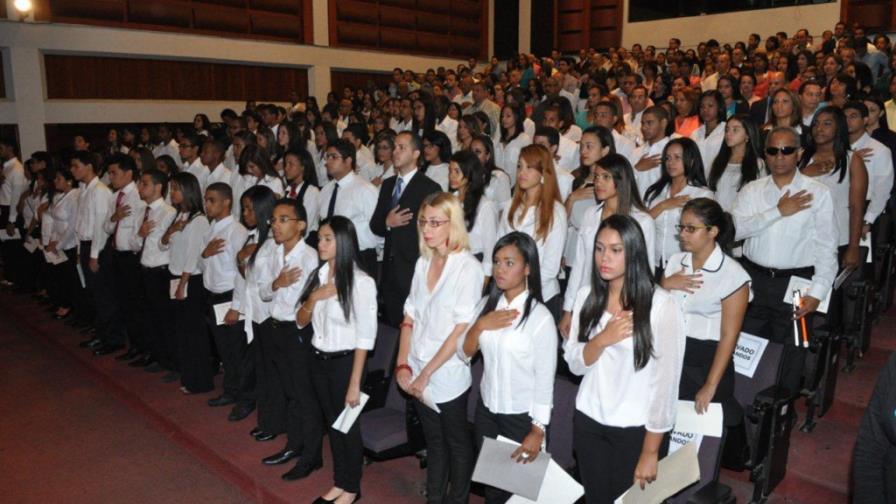 El Domínico Americano realiza graduación