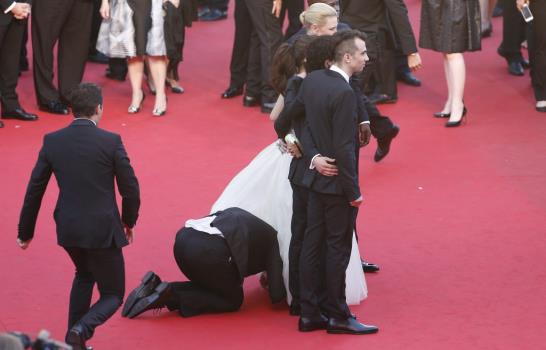 Hombre mete su cabeza en el vestido de la actriz América Ferrera en Cannes Hombre mete su cabeza en el vestido de la actriz América Ferrera en Cannes