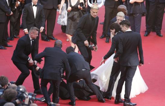 Hombre mete su cabeza en el vestido de la actriz América Ferrera en Cannes Hombre mete su cabeza en el vestido de la actriz América Ferrera en Cannes