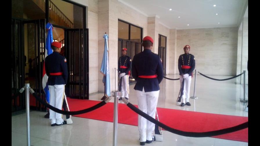 Rinden honores militares a un asiático que confundieron con Ban Ki-moon Rinden honores militares a un asiático que confundieron con Ban Ki-moon