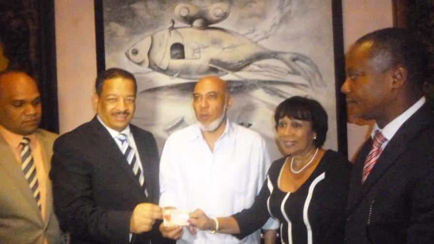 Nelson Peña, primer dominicano con nueva cédula en exterior Nelson Peña, primer dominicano con nueva cédula en exterior