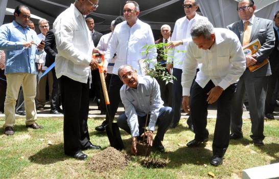 Universidad ISA inaugura Plazoleta Juan Bosch