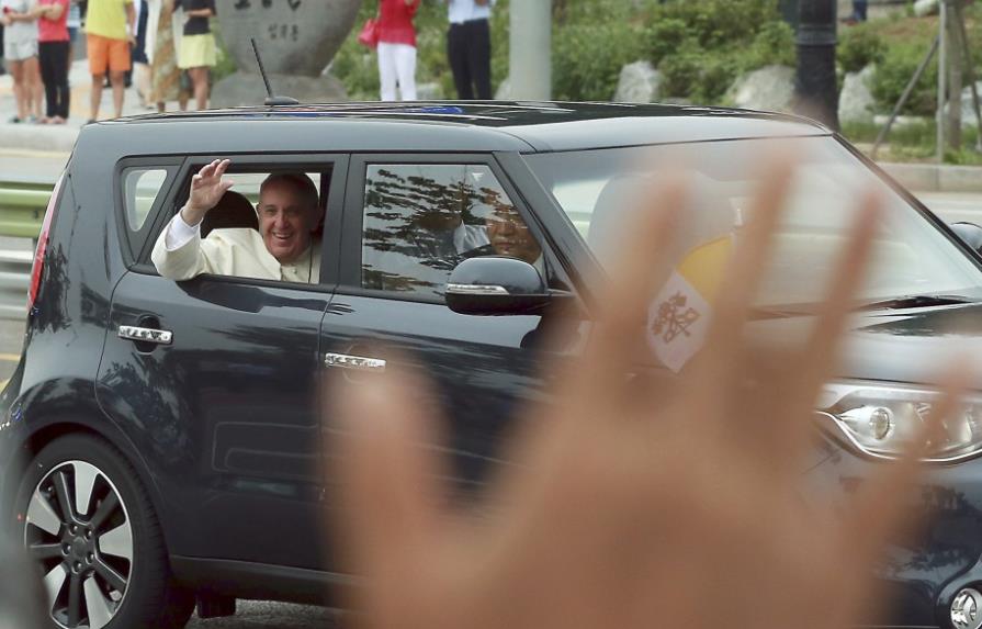 Pequeño auto del papa fascina a surcoreanos