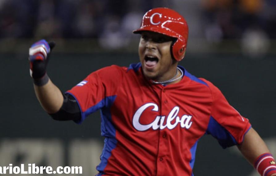 Yasmani Tomás, outfielder cubano que aspira a US$100 millones