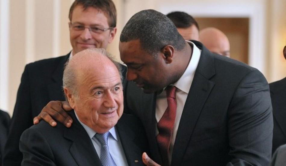 FIFA suspende a dirigente acusado de corrupción