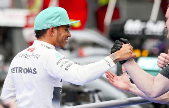 Lewis Hamilton gana con el Mercedes dominante y Alonso abandona Ferrari