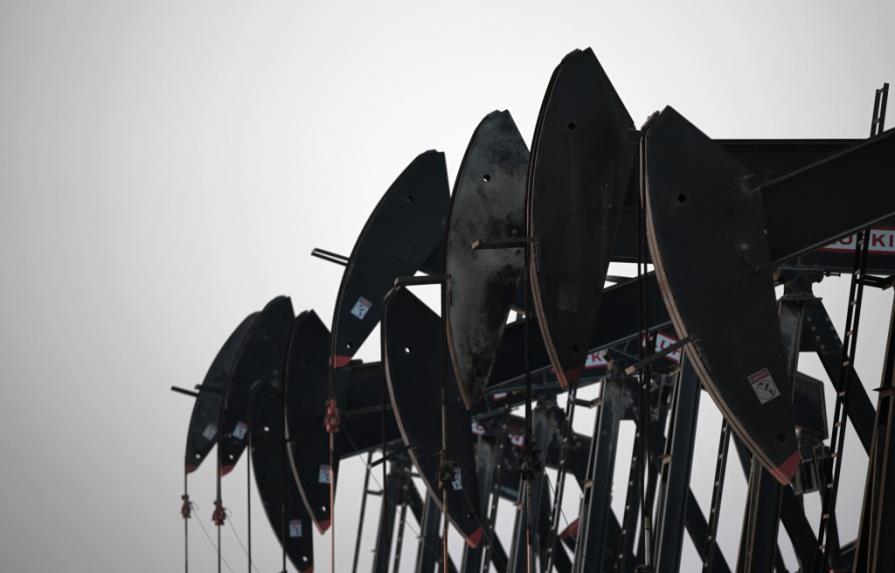 El petróleo de Texas sube dos centavos pero sigue por debajo de 56 dólares