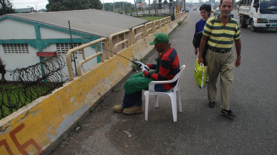 Un puente sin aceras pone en riesgo a los peatones