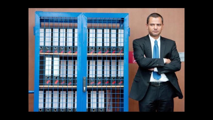 Exdiputado alemán justifica en tradición la compra de fotos de niños desnudos