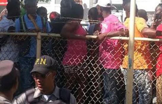 Haitianos se amotinan frente a cuartel policial en Verón Haitianos se amotinan frente a cuartel policial en Verón