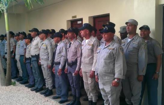 Haitianos se amotinan frente a cuartel policial en Verón Haitianos se amotinan frente a cuartel policial en Verón