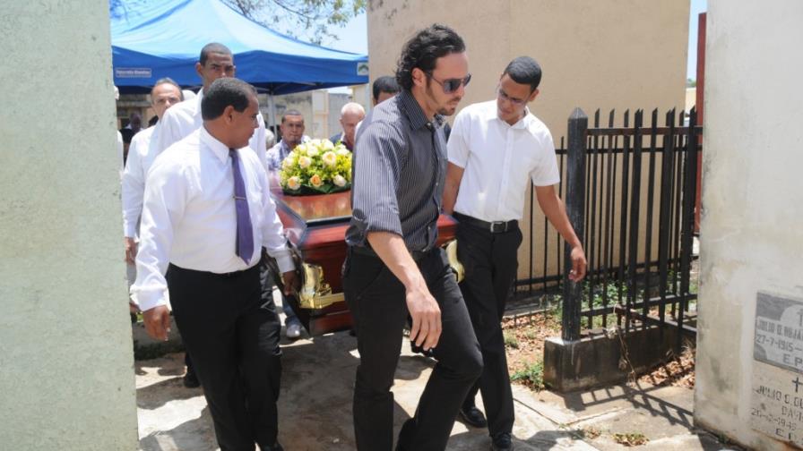 Sepultan los restos de Julito Tejera