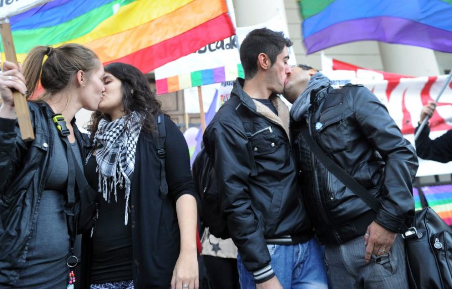 Comunidad homosexual argentina celebra un besazo contra la discriminación