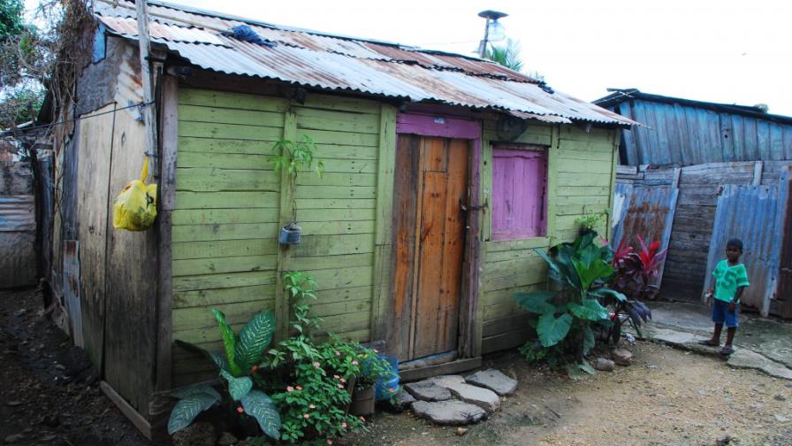El 58% de las viviendas tiene techo de zinc y el 66% piso de cemento, según ENHOGAR