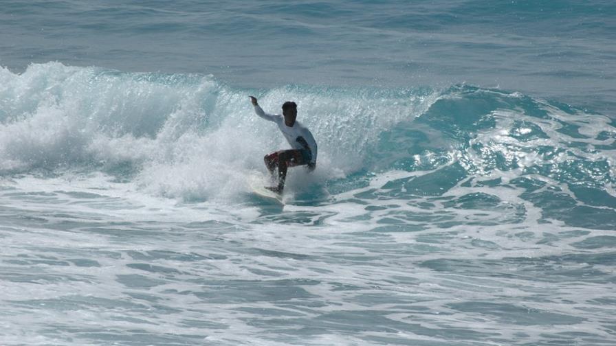 Competencia de Surf en la playa Bahoruco en Barahona