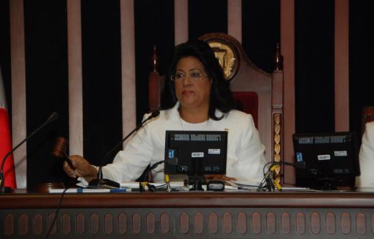 Lizardo marca un hito como primera mujer presidenta del Senado