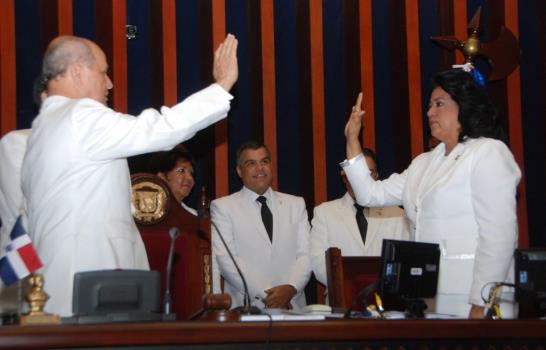 Lizardo marca un hito como primera mujer presidenta del Senado