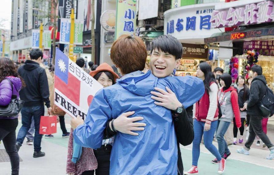 Un japonés reparte abrazos por Asia durante tres años para promover la paz