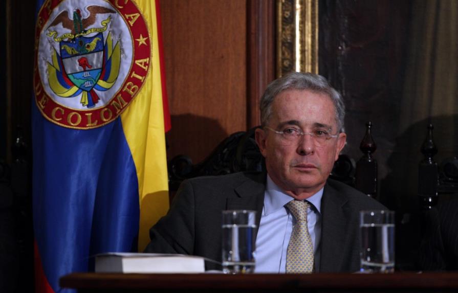 Debaten presuntos nexos de Uribe con paramilitares