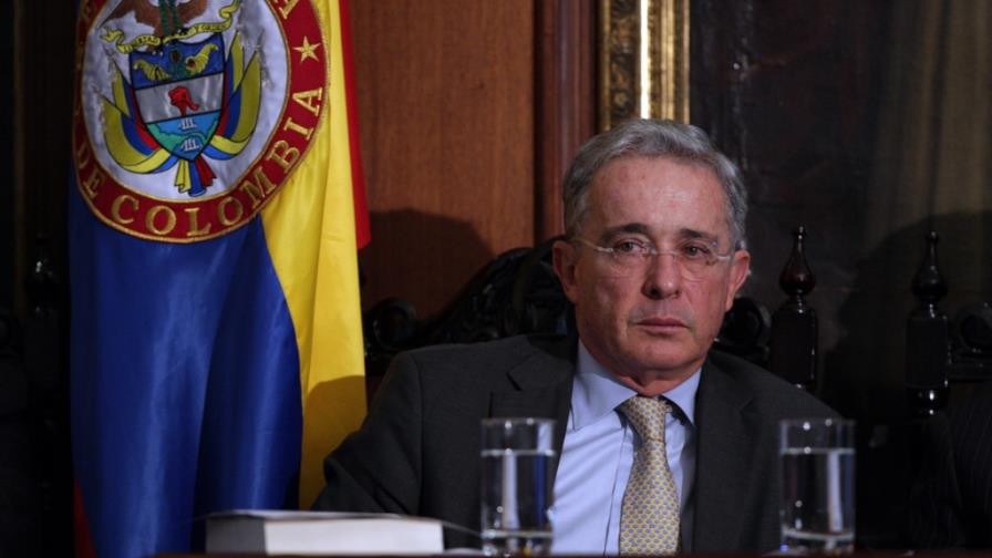 Debaten presuntos nexos de Uribe con paramilitares Debaten presuntos nexos de Uribe con paramilitares