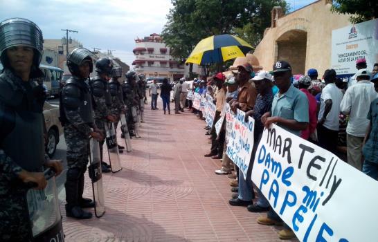 Aumentan seguridad en la embajada haitiana por marcha de cañeros