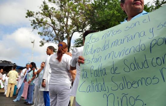 Enfermeras paralizan labores en hospital infantil de Santiago