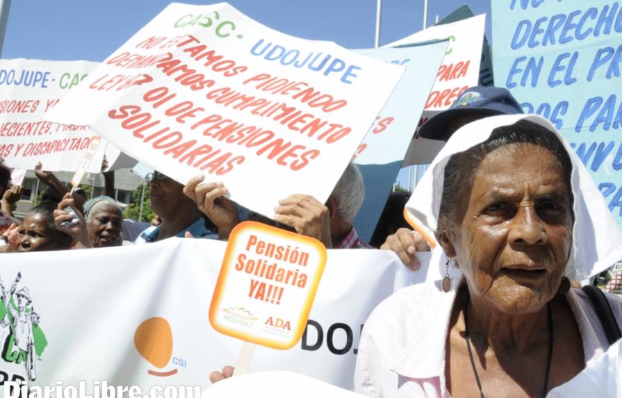 Campesinos y jubilados protestan frente al Congreso Nacional