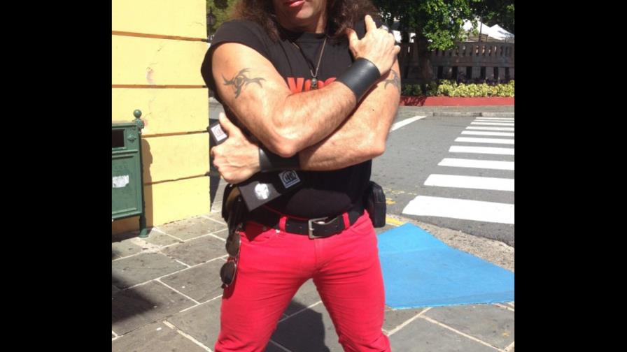 Escritor cubano Yoss, ataviado de rockero rebelde, busca romper estereotipos