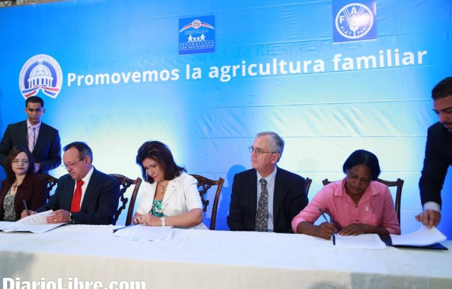 Firman un convenio para desarrollar la agricultura familiar