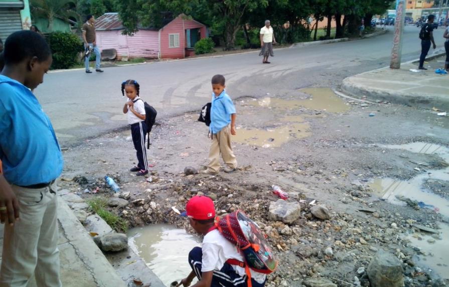 Calles en barrios de San Felipe, Villa Mella, entre lodo y polvo