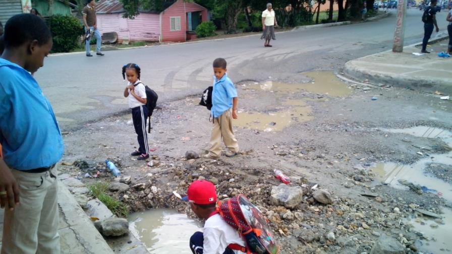 Calles en barrios de San Felipe, Villa Mella, entre lodo y polvo Calles en barrios de San Felipe, Villa Mella, entre lodo y polvo