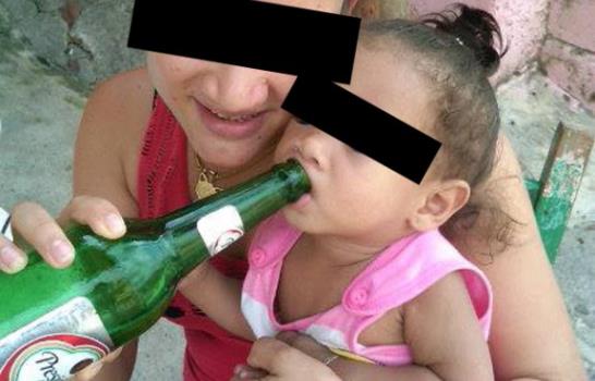 Joven exhibe en su perfil de Facebook a hija menor tomando cerveza