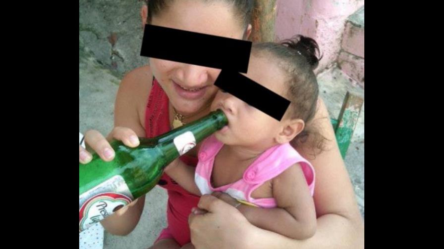 Apresan joven que difundió imagen en la que da cerveza a una niña