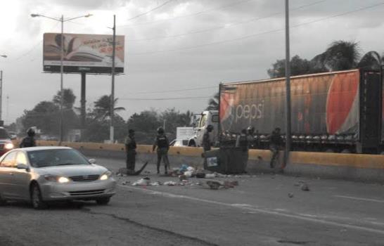 Manifestantes vuelven a enfrentarse a agentes policiales en Autopista las Américas
