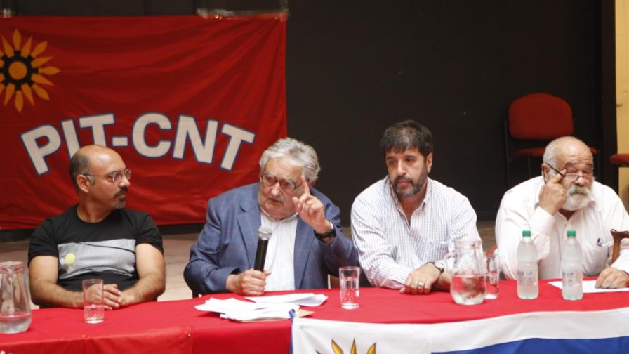 Mujica exhibe carta de EE.UU que desvincula de terrorismo a exreos de Guantánamo