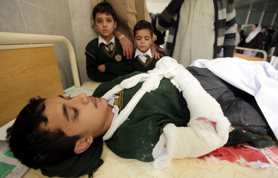 Ascienden a 148 los muertos en sangriento asalto a escuela en Pakistán