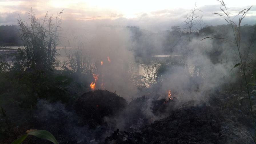 La quema de basura contamina sectores de Santiago