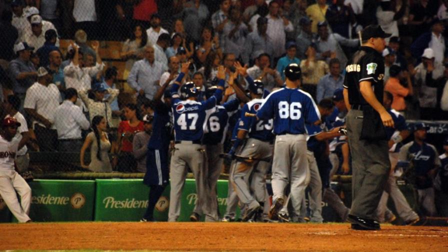 Los Tigres del Licey derrotan al Escogido y van hoy a juego de desempate con los Gigantes