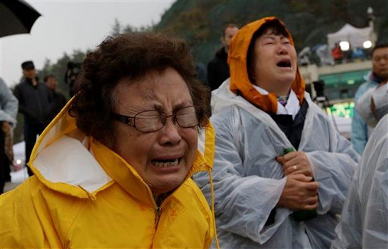Aumenta a 25 cifra de muertos del ferri surcoreano, buscan aún a 271 personas
