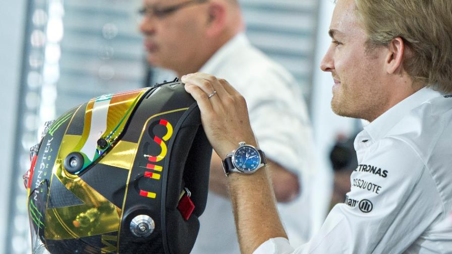 La FIFA obliga a Nico Rosberg a no usar imagen de trofeo de la Copa Mundial