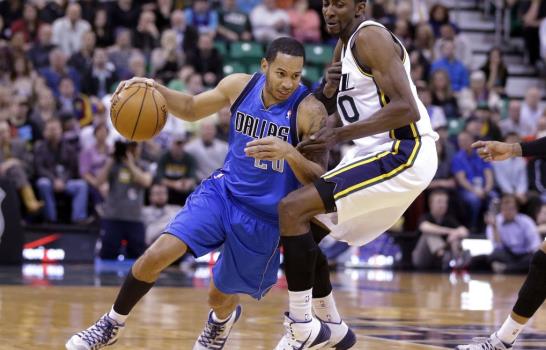 Los Lakers ganan la puja por Boozer; Mavericks contrata a Devin Harris; Bill Russell se desploma