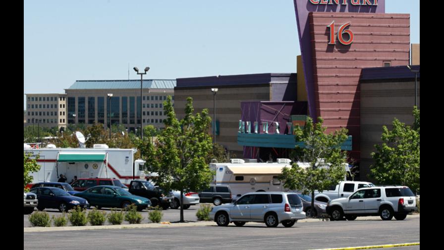 Juez autoriza demandas contra cine en Colorado