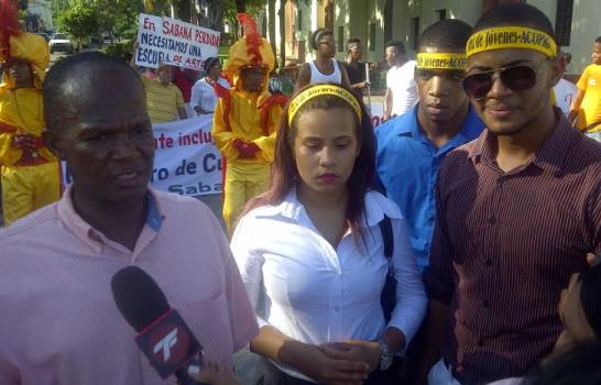 Jóvenes de Sabana Perdida demandan frente al Palacio un centro cultural