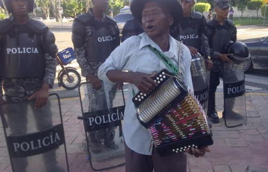Jóvenes de Sabana Perdida demandan frente al Palacio un centro cultural