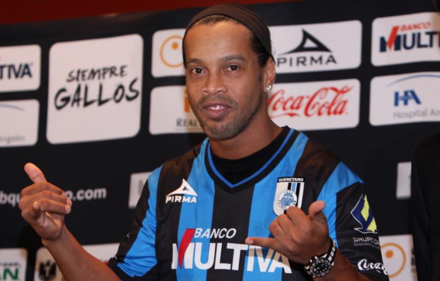 Ronaldinho falla penal en debut con Querétaro