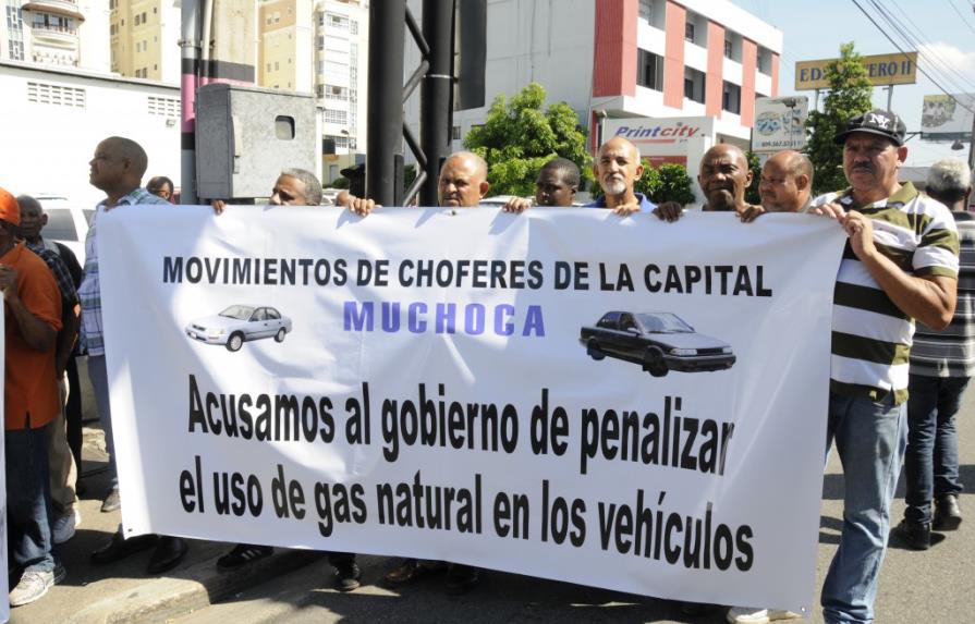Decenas de taxistas protestan por el alto costo del gas natural