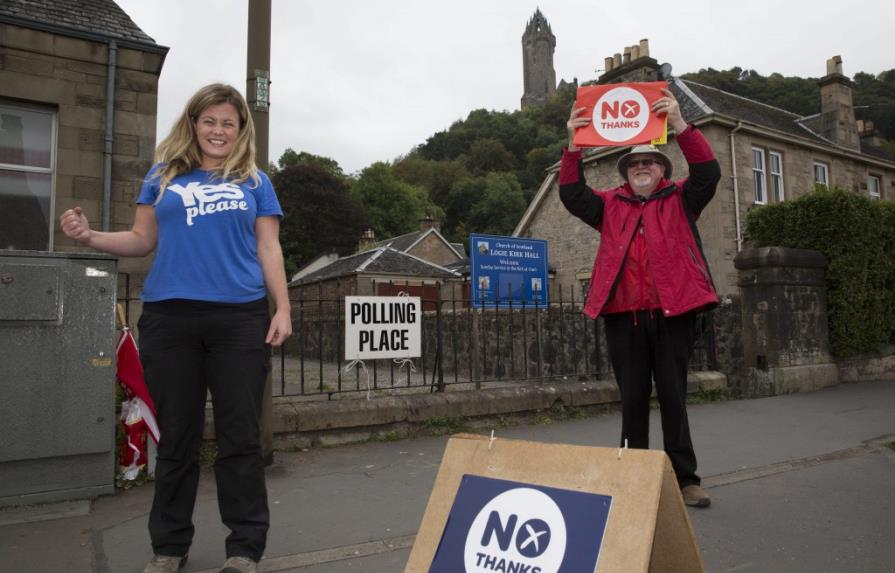 Alta participación y ambiente festivo en el histórico referéndum de Escocia