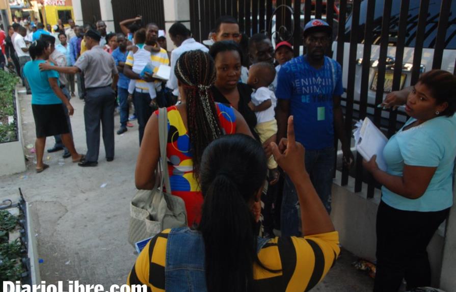 Haitianos forman grandes filas en busca de regularizar su estatus
